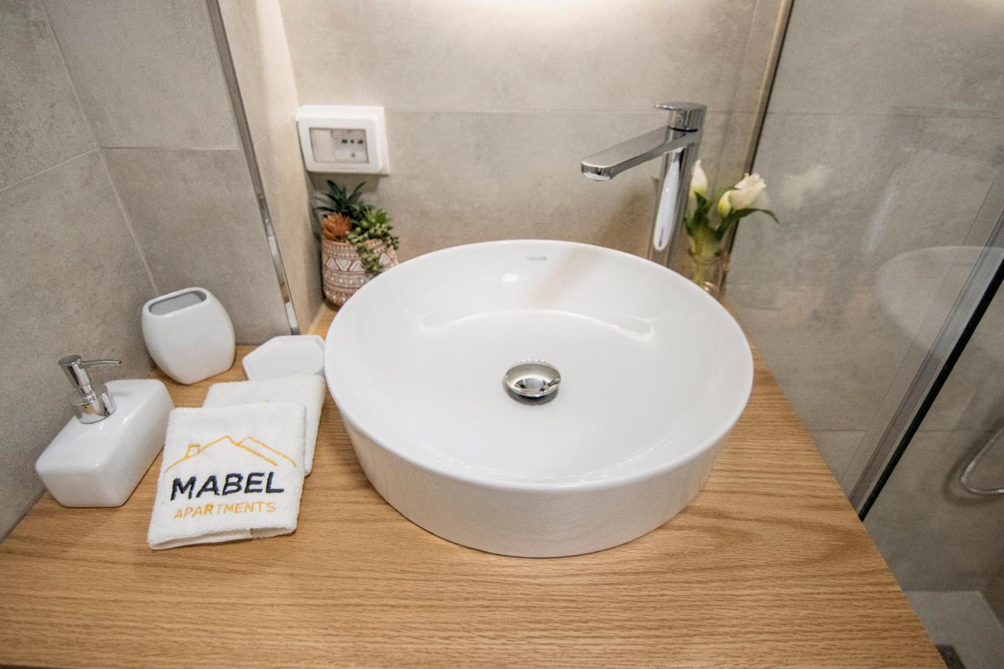 Mabel * Tirana